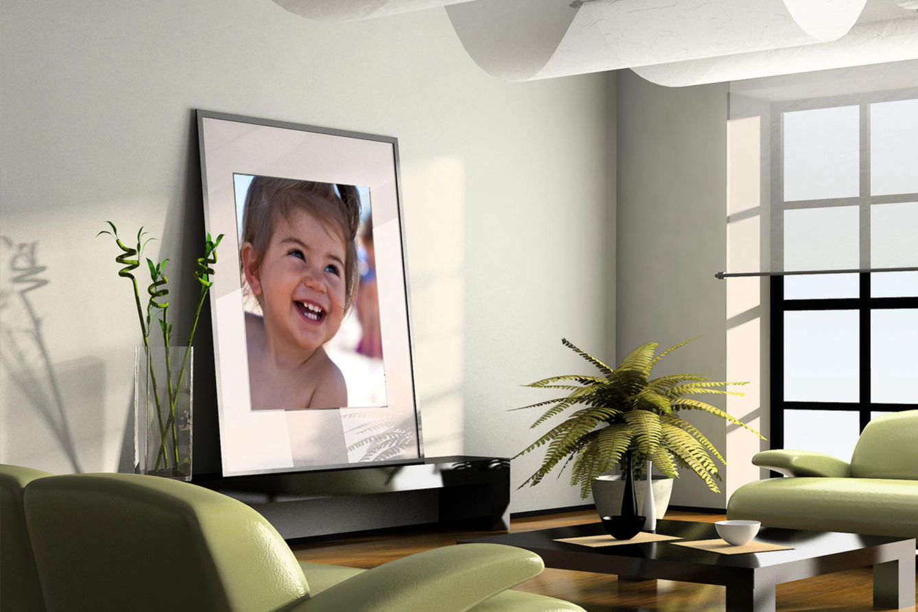 Bilderrahmen mit Kinderbild lehnt an der Wand im Wohnzimmer