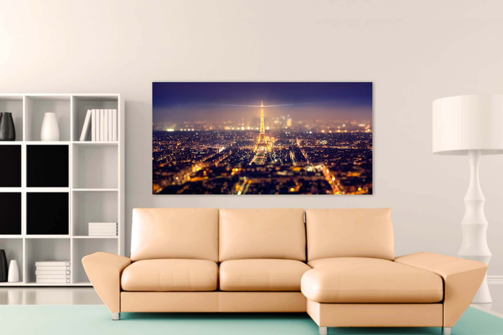 Über dem Sofa in Wohnzimmer hängt ein sehr großes Fotoleinwandbild.