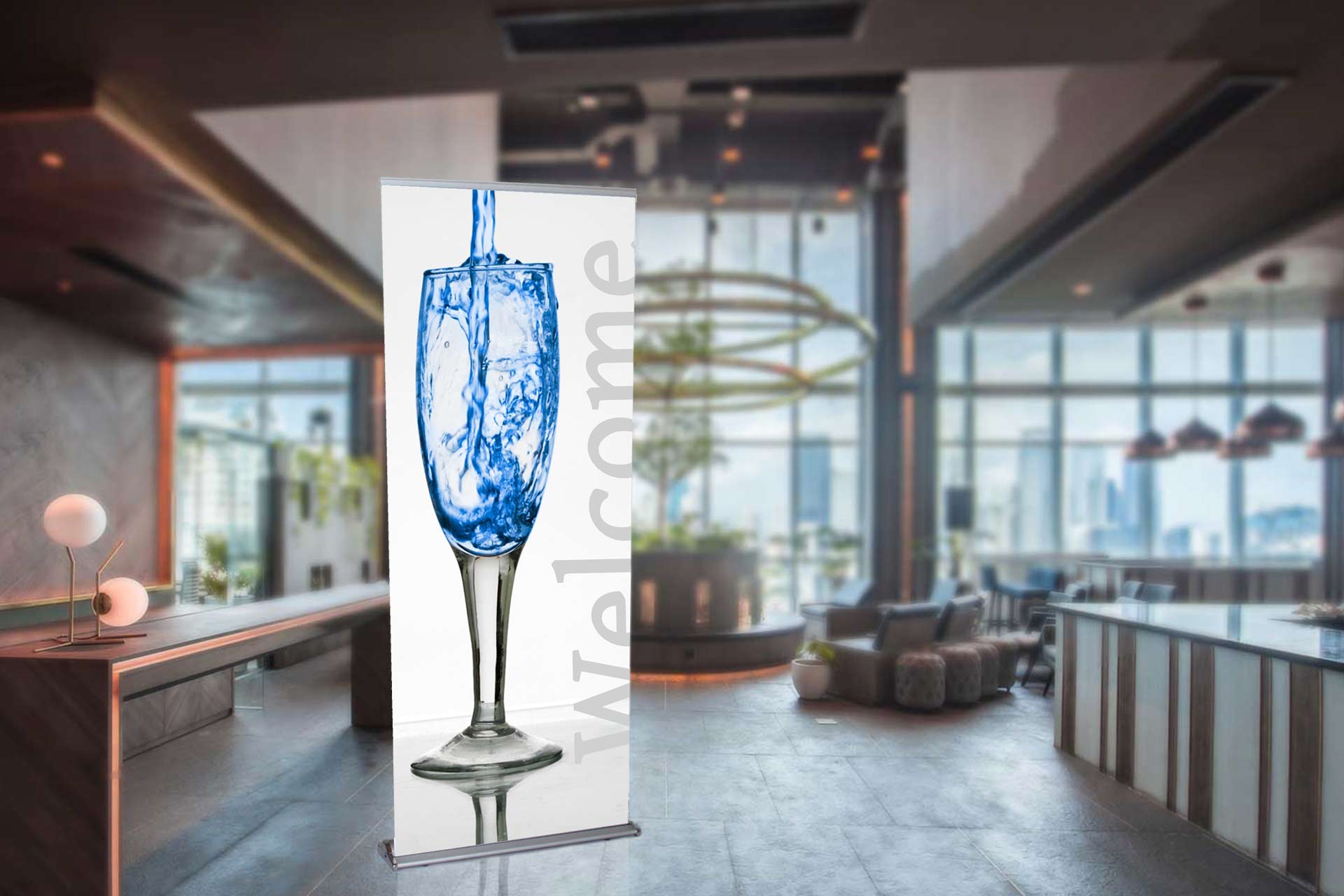 Im Empfangsbereich eines Hotels steht ein Rollup-Display mit einem Begrüßungsbanner.